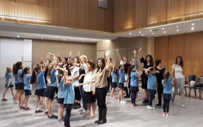 Madres y alumnas haciendo rikudim